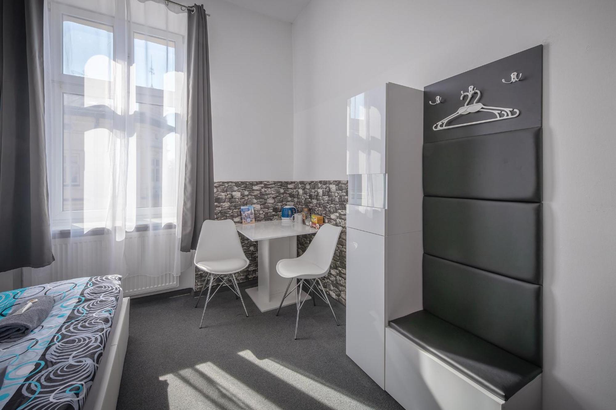 70S Guest Room Краков Экстерьер фото